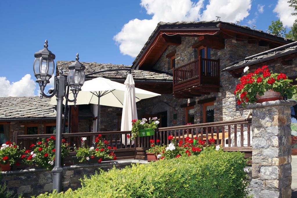 Готель Les Combes Ла-Саль Екстер'єр фото
